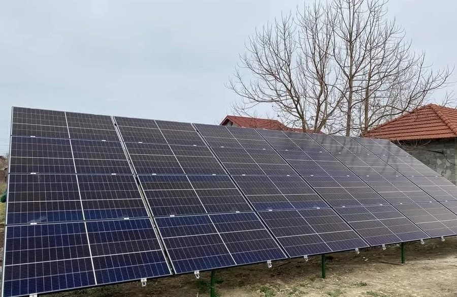 Sistem fotovoltaic montat la sol, pe structură metalică