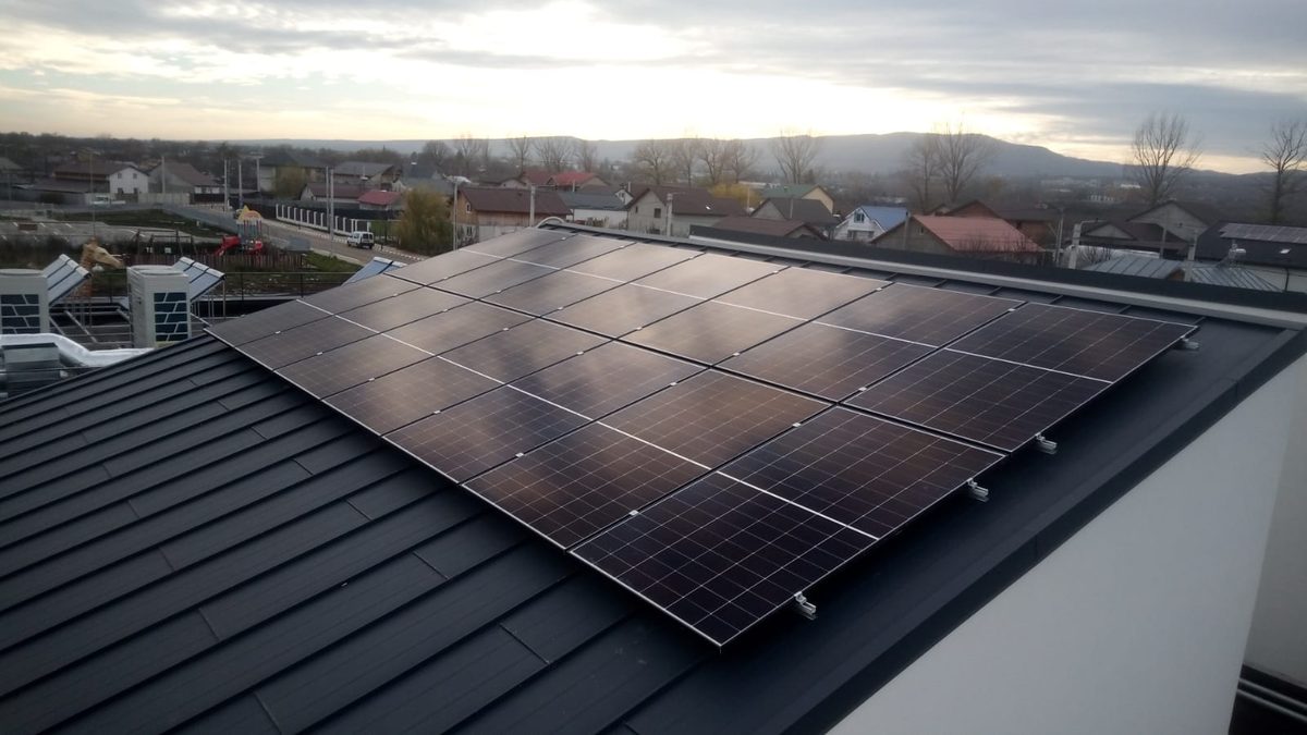 Panouri fotovoltaice pe acoperiș, la apus